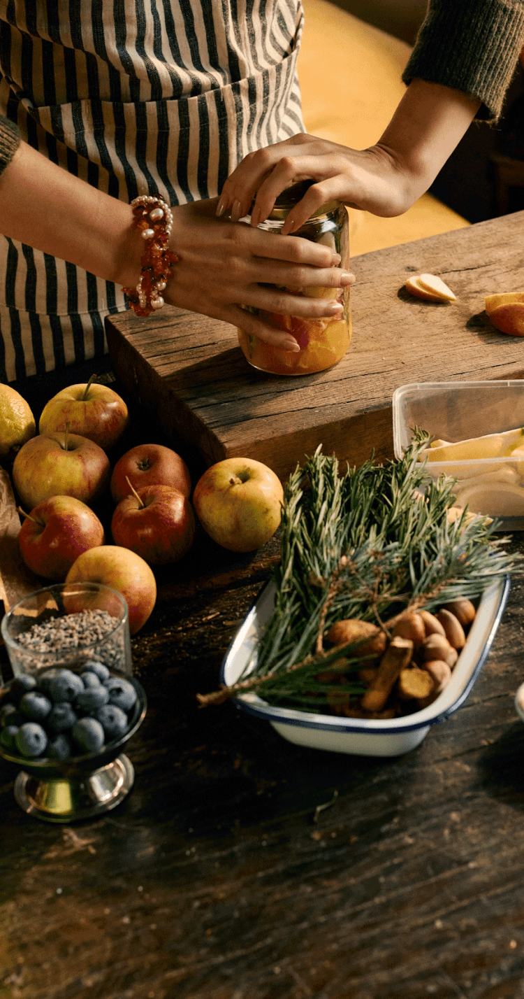 Persona cocinando alimentos saludables